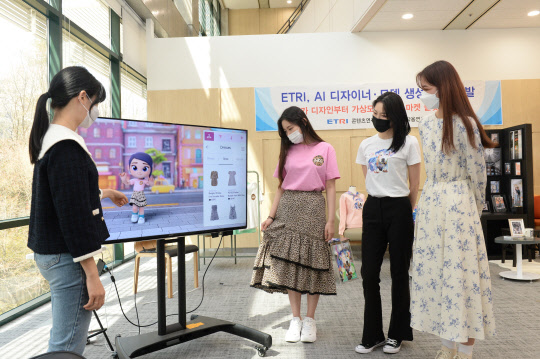 ETRI가 개발한 'AI 디자이너' 기술로 제작한 옷을 실제 모델과 가상환경(메타버스)의 아바타가 동시에 입어보고 있다. ETRI 제공